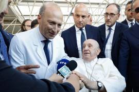El Papa Francisco y el doctor Sergio Alfieri, en el exterior del Hospital Gemelli de Roma en 2023. Alfieri se encontró al pontífice con los ojos abiertos y respirando con normalidad, pero sin reaccionar.