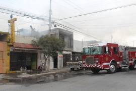 Cuerpo de bomberos acudió al lugar para mitigar las llamas.