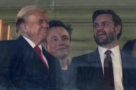 En esta imagen tomada a través de una ventana, se observa al presidente electo Donald Trump, de izquierda a derecha, el elegido por Trump para el Departamento de Eficiencia Gubernamental, Elon Musk, y el vicepresidente electo JD Vance. FOTO: AP.