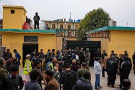 Agentes de seguridad y rescatistas, en el lugar donde una bomba explotó en una mezquita chií en Islamabad, Pakistán, el 6 de febrero de 2026. FOTO: