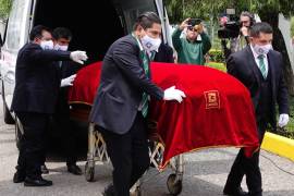 El féretro con el cuerpo del ex presidente Luis Echeverría Álvarez, llegaron la tarde de este sábado a la Funeraria Gayosso Lomas Memorial, provenientes de Cuernavaca.
