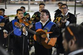 Talento universitario: Las tunas de la UAdeC inyectaron alegría y ritmo en cada parada del recorrido, conectando con el público de todas las edades.