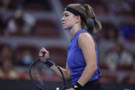 La checa Karolína Muchova dio la sorpresa en el Abierto de China y ganó a la bielorrusa Aryna Sabalenka en los Cuartos de Final.