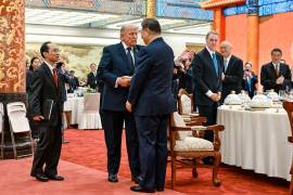 Donald Trump y Xi Jinping durante el cierre de su cumbre del viernes en Pekín, un encuentro que analistas consideran que ha servido para “educar” al presidente estadounidense sobre la cuestión de Taiwán.