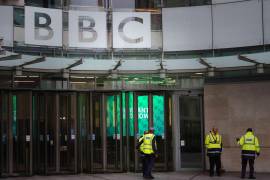 La BBC, financiada públicamente, es una institución nacional centenaria bajo creciente presión en una era de política polarizada y cambios en los hábitos de consumo de medios. FOTO: