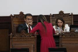 María Bárbara Cepeda (d) dijo que con Claudia Sheinbaum en el poder, se mantendría el recorte que ha hecho López Obrador con Coahuila.