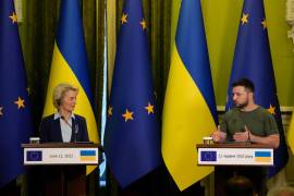 El presidente de Ucrania, Volodymyr Zelenskyy, durante una conferencia de prensa con la presidenta de la Comisión Europea, Ursula von der Leyen (izquierda), en Kiev, Ucrania.