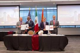 Luis Eduardo Olivares Martínez,Secretario de Economía en el Estado de Coahuila Zaragoza, y Emanuel Garza Fishburn, Secretario de Educación en el Estado de Coahuila Zaragoza durante la ceremonia de firma del Memorándum de Entendimiento entre ASU y Coahuila.