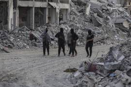 Miembros del brazo armado de Hamás buscan el cuerpo de un rehén israelí en el barrio de Shuja’iyya, al este de la ciudad de Gaza, el 5 de noviembre de 2025. Un alto el fuego tras dos años de guerra con Israel ha permitido a Hamás consolidar su control del poder. «Sigue en pie», declaró un funcionario israelí.