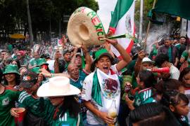 Aficionados al fútbol se entusiasman en una fiesta para ver el partido del Mundial entre México y la República Checa en la Avenida Reforma en la Ciudad de México, el 24 de junio de 2026.