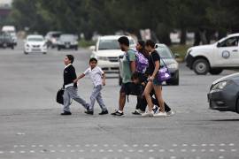Padres de familia enviaron a sus hijos a clases con normalidad este lunes en Saltillo, pese a los pronósticos de un posible “puente”.
