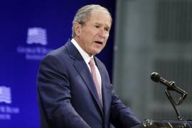 El presidente de los Estados Unidos, George W. Bush, habla en un foro patrocinado por el Instituto George W. Bush en el Foro del Centro Bush de Nueva York el 19 de octubre de 2017. AP/Shutterstock