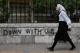 Un muro con graffitti en contra de Estados Unidos en Teherán, el 25 de abril del 2026.