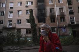 Un residente frente a un edificio destruido tras un ataque aéreo ruso en Zaporiyia, Ucrania, el sábado 30 de agosto de 2025. FOTO: