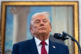 El presidente Donald Trump habla durante la entrega de la Medalla de Defensa Fronteriza con México en la Oficina Oval de la Casa Blanca en Washington.