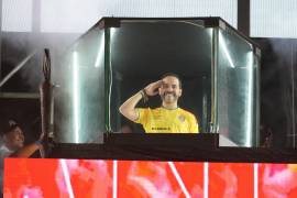 De la Espriella se dirige a sus seguidores desde el interior de una cabina a prueba de balas en un mitin de celebración tras la segunda vuelta de las elecciones.