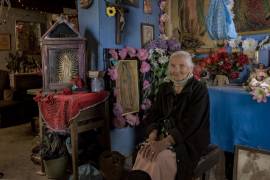 Doña Juanita, curandera y propietaria de más de 50 Niños Dios tiene problemas de salud, pero sigue siendo referente de arraigadas tradiciones en el surponiente de la ciudad.