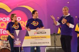 El alcalde Javier Díaz y su esposa, Luly López, entregaron un millón de pesos en nombre del Municipio de Saltillo.