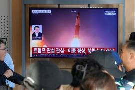 Una pantalla de televisión muestra una imagen de archivo de un lanzamiento de misil norcoreano durante un noticiero, en la Estación de Tren de Seúl, en Seúl, Corea del Sur, el domingo 20 de septiembre de 2026.