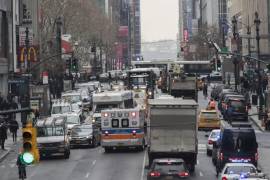 Autobuses, camiones, automóviles, taxis y una ambulancia generan tráfico en la calle 42 de la ciudad de Nueva York.