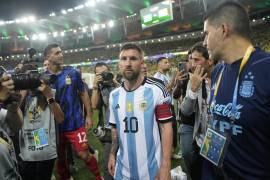 El delantero argentino Lionel Messi se marcha de la cancha tras una riña entre hinchas, previa al partido de la eliminatoria mundialista ante Brasil en el Maracaná.