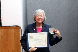 Yolanda Jaramillo Rodríguez recibió la Medalla a la Egresada Destacada por su trayectoria académica y social.
