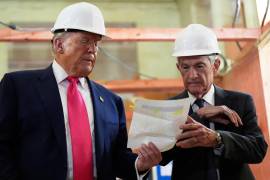 El presidente de la Reserva Federal, Jerome Powell y el presidente Donald Trump examinan un documento con cifras de costos durante una visita a la Reserva Federal, el jueves 24 de julio de 2025, en Washington.