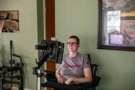 Ann Johnson, que sufrió un derrame cerebral paralizante en 2005 que le quitó la capacidad de hablar, utiliza su sistema de comunicación en casa en Regina, Saskatchewan, Canadá.