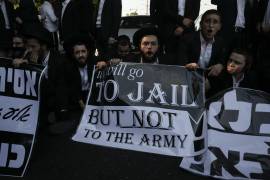 Judíos ultraortodoxos bloquean participan en una protesta contra el reclutamiento militar en Bnei Brak, Israel.