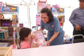 La presidenta honoraria, Liliana Salinas Valdés, destacó su impacto positivo en las comunidades, al apoyarlos con artículos de limpieza, productos perecederos y juguetes.