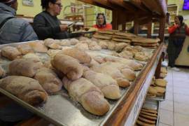 Clientes acuden principalmente por pan para acompañar bebidas calientes.