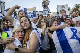 Israelíes reunidos en la conocida como Plaza de los Rehenes celebran mientras ven la transmisión en vivo de la liberación de los rehenes retenidos por Hamás en Tel Aviv, Israel, el 13 de octubre de 2025. Trump pasó el día en Israel disfrutando de los aplausos de un país que le atribuye, más que al primer ministro Benjamin Netanyahu, las alegres reuniones familiares y el alto el fuego tras dos años de guerra.