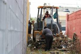 Con apoyo de maquinaria pesada fueron eliminados importantes volúmenes de escombro y basura en distintos puntos del sector.