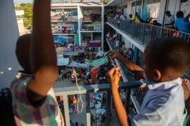 Niños jugando en el interior de una escuela donde se encuentran refugiados en Puerto Príncipe, Haití.