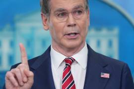 El secretario del Tesoro de Estados Unidos, Scott Bessent, habla con reporteros en la sala de prensa James Brady de la Casa Blanca.