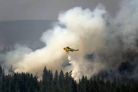 Un helicóptero deja caer agua mientras combate el incendio de Akawa Butte, el 24 de julio de 2026, cerca de Sisters, Oregon.