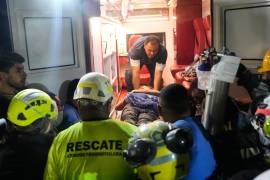 Equipos de rescate transportan a la sobreviviente Daniela Largo tras sacarla de los escombros, un día después de que un terremoto azotara Pereira, Colombia, el martes 11 de agosto de 2026.