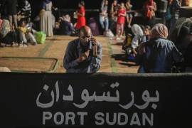 Agotados sudaneses y extranjeros se unieron a la creciente multitud en el principal puerto marítimo de Sudán el martes, esperando ser evacuados de la nación asolada por el caos.