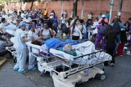 Los pacientes son evacuados de un hospital tras el terremoto que azotó Cali. Se estima que hay más personas del área de cuidados intensivos bajo los escombros.