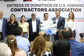 Javier Díaz González y Luly López Naranjo, durante la entrega simbólica de las donaciones, acompañados por representantes de diversas organizaciones locales y estatales.