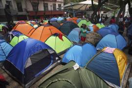 Migrantes haitianos acampan en la plaza Giordano Bruno en la colonia Juárez, de Ciudad de México.