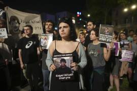 Activistas protestan exigiendo la liberación del cuerpo de Awdah al-Hathaleen,un palestino asesinado la semana pasada en las colinas del sur de Hebrón, Cisjordania, y cuyo cuerpo se encuentra en poder de Israel.