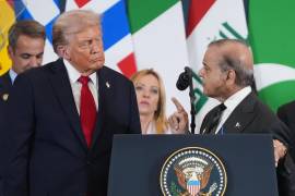 El presidente de Estados Unidos, Donald Trump escucha la intervención del primer ministro de Pakistán, Shehbaz Sharif, durante una cumbre para respaldar el final de la guerra entre Israel y Hamás en Gaza.