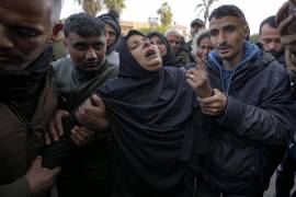 Una mujer reacciona durante el funeral por cinco periodistas palestinos muertos en un ataque aéreo israelí en Gaza, en el hospital Al-Aqsa, en Deir al-Balah, el 26 de diciembre de 2024. FOTO: