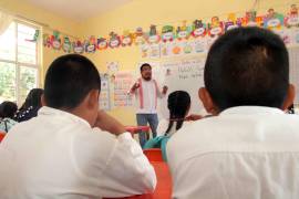 México enfrenta el reto de garantizar el relevo generacional en las aulas durante la próxima década.