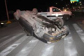 El automóvil resultó con daños considerables, destacando el rin delantero completamente destruido tras el impacto.