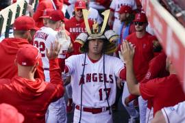 ARCHIVO - Shohei Ohtani (17), bateador designado de los Angelinos de Los Ángeles, celebra en el dugout después de batear un cuadrangular durante la novena entrada del juego de béisbol en contra de los Astros de Houston en Anaheim.