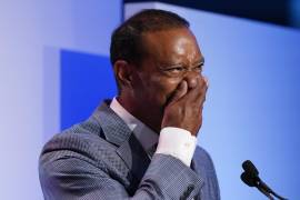 Tiger Woods se emociona durante su incorporación al Salón de la Fama del Golf Mundial en Ponte Vedra Beach, Florida. AP/Gerald Herbert