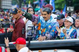 El presidente Nicolás Maduro hace un gesto a la multitud junto a su esposa durante un mitin de lanzamiento de la temporada oficial de campaña presidencial, en Caracas, Venezuela.