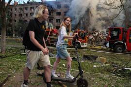 Personas pasan enfrente de un edificio destruido por un bombardeo ruso en el vecindario de Lukianivka en Kiev, Ucrania, el 24 de mayo del 2026.